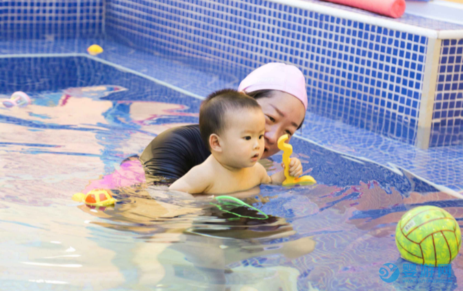 坚持婴幼儿游泳让孩子吃得香睡得稳、还能变聪明