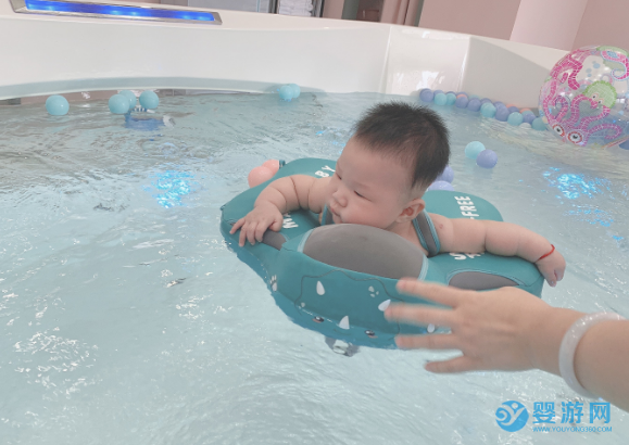 婴幼儿游泳有助于身高发育