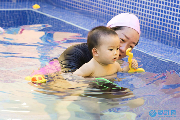 婴幼儿游泳有助于身高发育