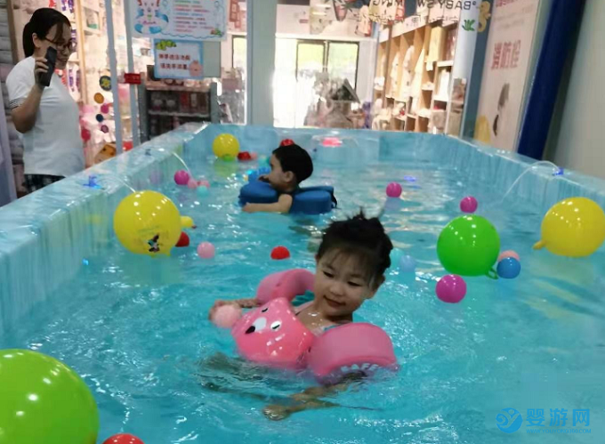 长期坚持婴儿游泳的孩子更快乐