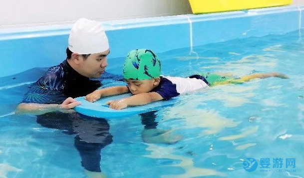 婴幼儿游泳是最佳的身体姿势