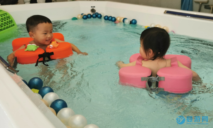 婴幼儿游泳能让全家受益