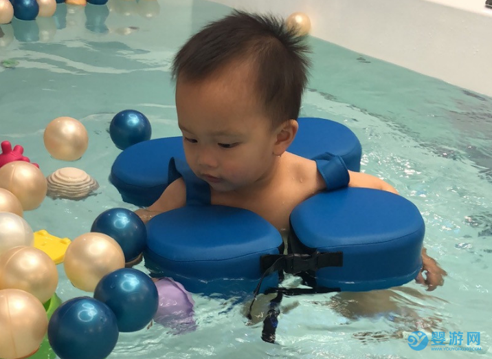 婴幼儿游泳让宝宝受益良多