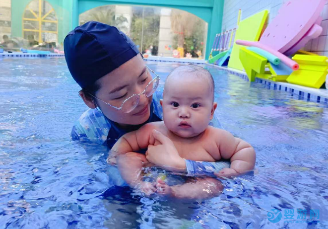 婴幼儿游泳让家长同样受益