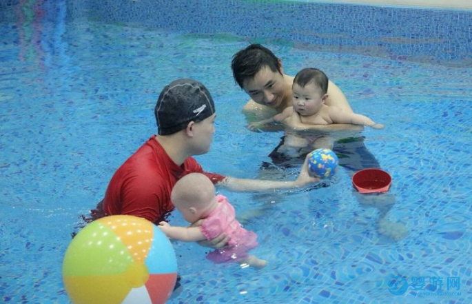 婴幼儿游泳助力宝宝全面发育