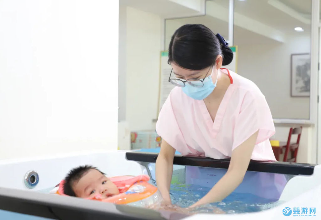 医院护士讲述新生儿洗澡和游泳的注意事项