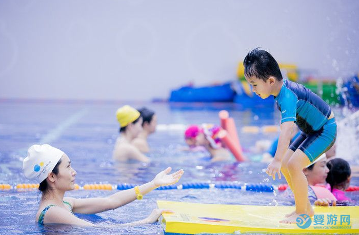 学游泳有助于宝宝的身高发育