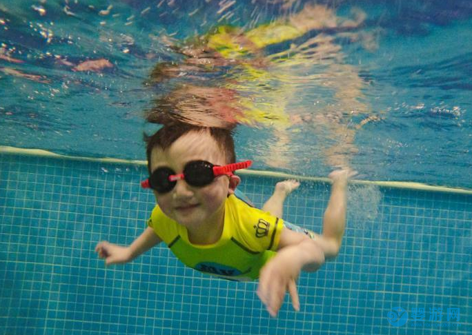 婴幼儿游泳培养孩子胆量和自信心