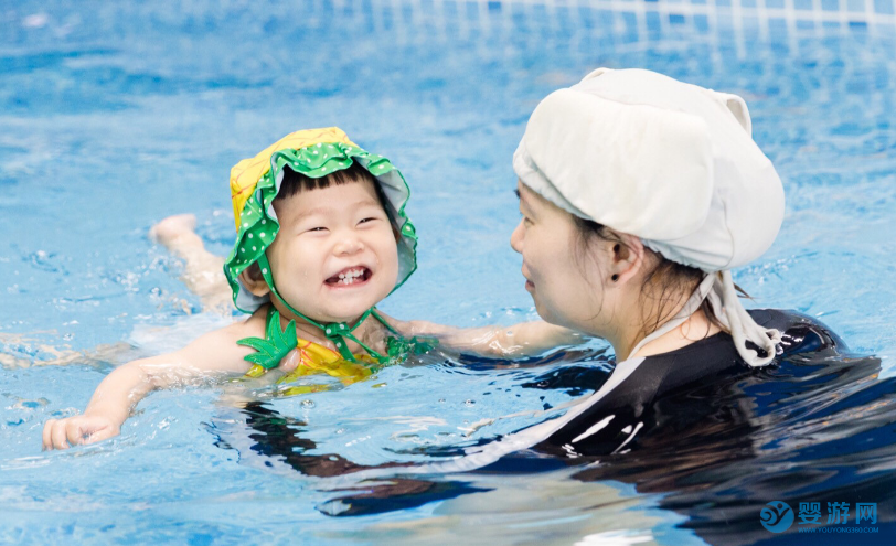 宝宝游泳一定要坚持去婴儿游泳馆