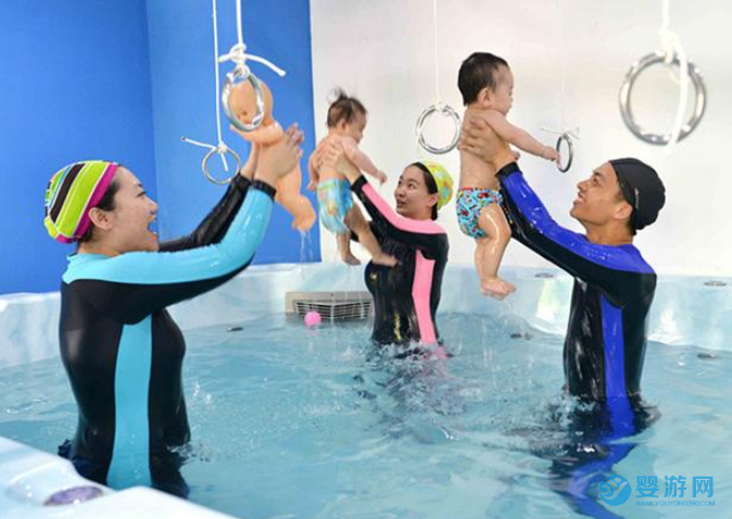 婴儿游泳水育早教有助于孩子全面发育