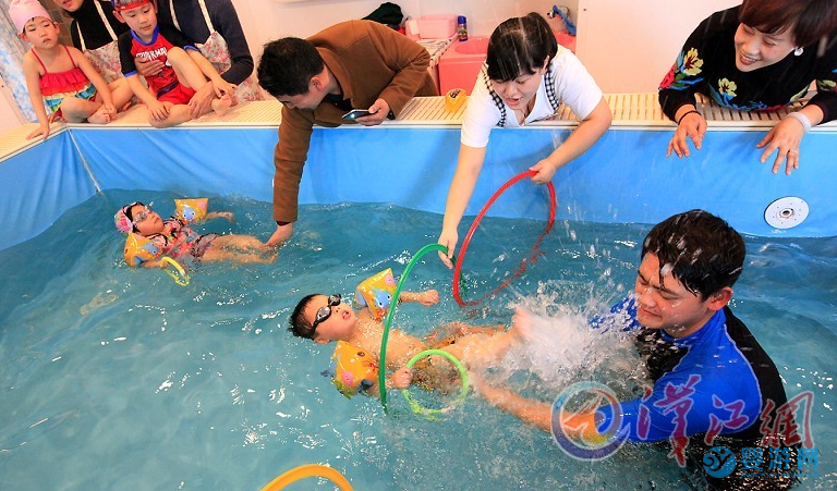 为什么秋冬季一定要去婴儿游泳馆里给宝宝洗澡和游泳
