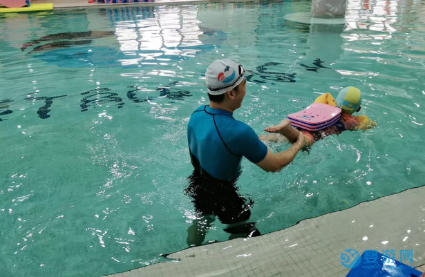 千万不要让孩子进入“中国式学游泳”的误区中