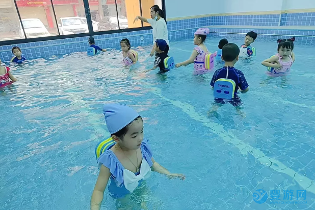 记录一场别开生面的幼儿园孩子游泳活动