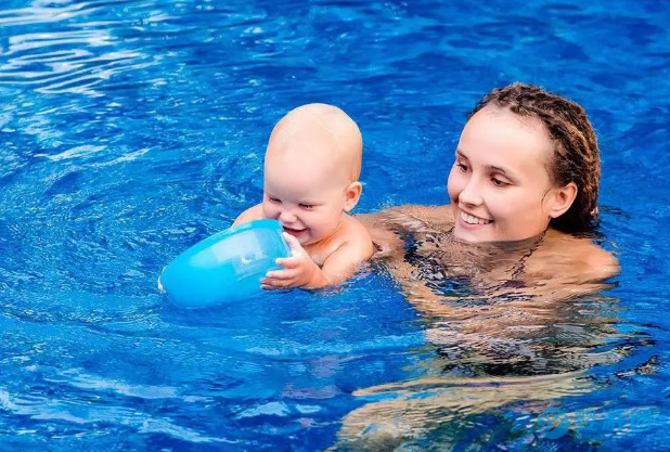 婴幼儿游泳值得选择， 亲子游泳更是推荐