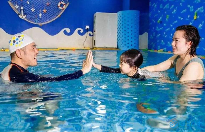 婴幼儿游泳提示孩子专注力