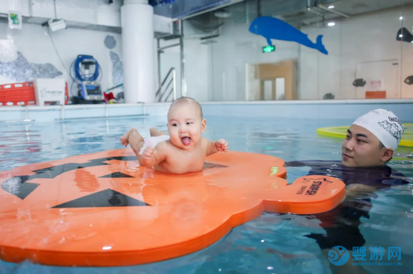 亲子游泳比让宝宝在家游泳的好太多