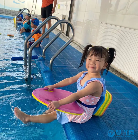 四川师范大学附属田童幼儿园“田童杯”幼儿游泳比赛现场